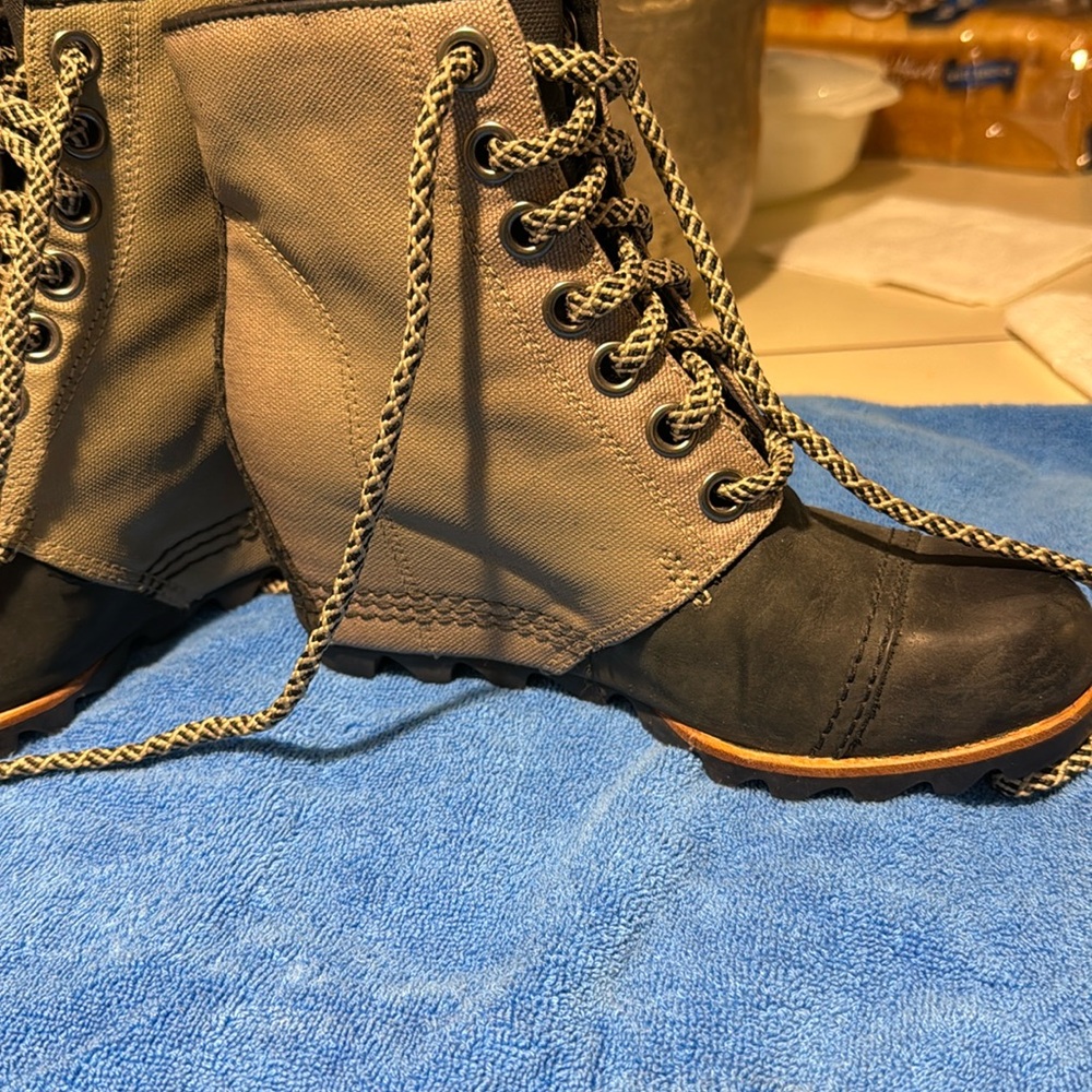 Sorel women two tone black/green ankle boots Sz 6.5 excellent condition